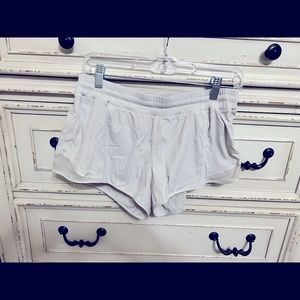 Lululemon hotty hot white size 10 with 2.5” inseam